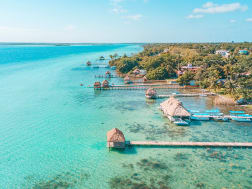 Kreuzfahrt-Idylle pur: T&uuml;rkisblaues Wasser und Palapas entlang der K&uuml;ste