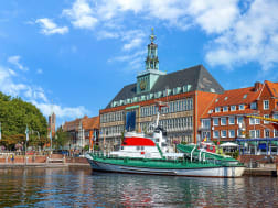 Emden, Deutschland &ndash; Malerischer Stadthafen mit Altstadtflair und Uferpromenade