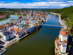 Passau, Duitsland &ndash; Luchtbeeld van de drie-rivierenstad doet zin krijgen om aan te meren
