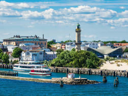 Warnem&uuml;nde, Duitsland &ndash; Droomachtig uitzicht op de vuurtoren nodigt uit tot blijven