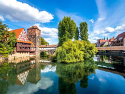N&uuml;rnberg, Deutschland &ndash; Panoramablick &uuml;ber den Henkersteg mit mittelalterlichen Fachwerkh&auml;usern und Pegnitz-Flusslauf