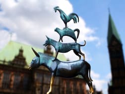 Bremen, Deutschland &ndash; ber&uuml;hmte Stadtmusikanten‑Skulptur mit Blick auf Rathausfassade
