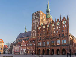 Stralsund, Deutschland &ndash; pr&auml;chtiges Rathaus am Alten Markt
