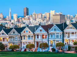 San Francisco, USA &ndash; Die Painted Ladies leuchten vor der abendlichen City-Kulisse
