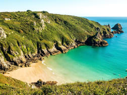 Guernsey, Kanalinseln &ndash; gr&uuml;ne Steilk&uuml;ste umrahmt eine gesch&uuml;tzte Sandbucht