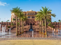 Abu Dhabi, VAE &ndash; prunkvoller Emirates Palace mit Palmen und Wasserspielen