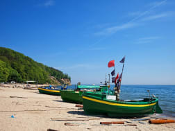 Gdynia, Polen &ndash; Gr&uuml;ne Fischerboote ruhen am Strand