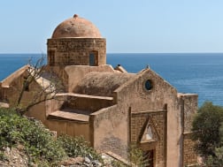 Monemvasia, Griechenland &ndash; Byzantinische Kirche thront &uuml;ber dem ruhigen Mittelmeer