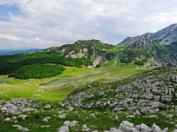 Suva, Fiji &ndash; Kleiner Dschungelwasserfall mit t&uuml;rkisfarbener Naturpoolszene