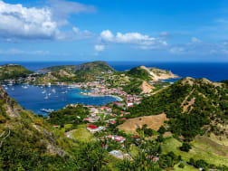 &Icirc;les des Saintes, Guadeloupe &ndash; Blick auf Inselhafen mit bunten H&auml;usern und tiefblauem Meer