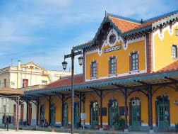 Volos, Griechenland &ndash; Historischer Bahnhof mit gelber Fassade und roten Ziegeld&auml;chern