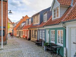 Aalborg, D&auml;nemark - Historische Stra&szlig;e mit farbigen H&auml;usern und roten D&auml;chern