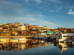Aasiaat, Gr&ouml;nland - Bunte Holzh&auml;user am Hafen mit Booten im Abendlicht