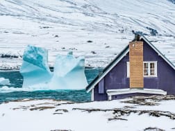 Diskobucht, Gr&ouml;nland - Reihen bunter H&auml;user pr&auml;gen die winterliche K&uuml;ste