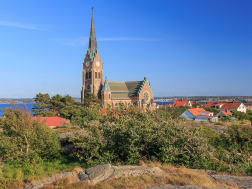 Lysekil, Schweden &ndash; Gro&szlig;e Kirche mit hohem Turm &uuml;ber dem Skagerrak