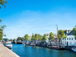 Hellevoetsluis, Niederlande - Historische H&auml;user am Kanal mit Segelbooten