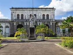 Fort-de-France, Martinique &ndash; Koloniales Rathaus mit Statue und Palmen