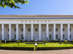Lauterbach, Deutschland - klassizistisches Badehaus mit wei&szlig;en S&auml;ulen
