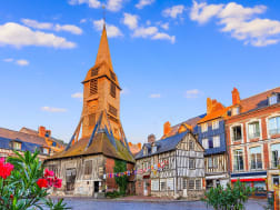 Honfleur, Frankreich &ndash; Blick auf eine Kirche auf dem Marktplatz
