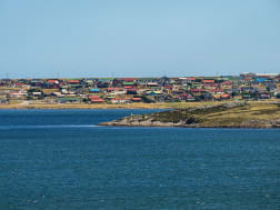 Port Stanley, Falklandinseln &ndash; Blick &uuml;ber die Bucht auf bunte H&auml;user der Stadt