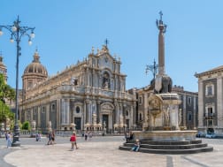 Catania, Italien &ndash; Blick auf die Kathedrale Sant&rsquo;Agata und den Elefantenbrunnen auf der Piazza del Duomo