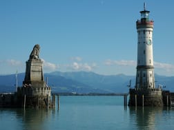 Ludwigshafen, Deutschland &ndash; Wahrzeichen der Stadt mit Leuchtturm und L&ouml;we vor Bergkulisse