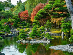 Sakaiminato, Japan &ndash; Teich im Zengarten mit Kiefern und buntem Herbstlaub