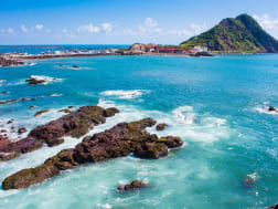 Mazatl&aacute;n, Mexiko &ndash; t&uuml;rkisblaue Brandung trifft auf dunkle K&uuml;stenfelsen und Inselh&uuml;gel