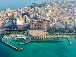 Tarent, Italien &ndash; historische Altstadt mit Festung am t&uuml;rkisfarbenen Meer