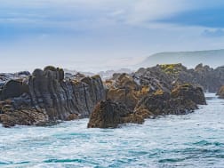 Port Elizabeth, S&uuml;dafrika &ndash; raues Meer trifft auf schroffe schwarze Felsen