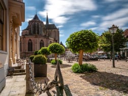Kampen, Niederlande &ndash; Altstadtplatz mit Kirche, B&auml;umen und Kopfsteinpflaster