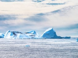 Evighedsfjord in Gr&ouml;nland &ndash; stille Wasser mit gro&szlig;en treibenden Eisbergen