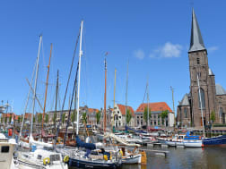 Harlingen, Niederlande &ndash; Historischer Hafen mit Segelbooten und Kirchturm