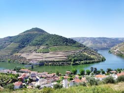 Pinh&atilde;o, Portugal &ndash; Flussschleife mit Weinbergen und H&auml;usern am Ufer