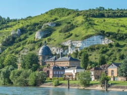 Les Andelys, Fran&ccedil;a &ndash; Margem do Sena diante de verdes encostas calc&aacute;rias