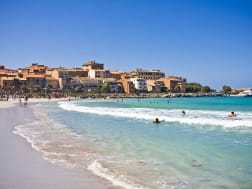Saint-Florent, C&oacute;rcega, Francia &ndash; Costa con playa y mar azul