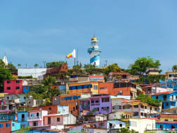 Guayaquil, Equador &ndash; Farol sobre uma paisagem urbana de fachadas coloridas