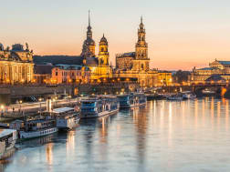 Dresde, Allemagne &ndash; Vieille ville illumin&eacute;e le long de l&rsquo;Elbe