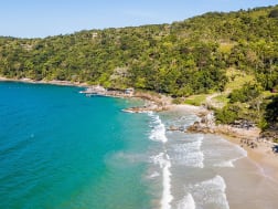 Porto Belo, Santa Catarina, Brasil &ndash; Costa tropical com mar cristalino e vegeta&ccedil;&atilde;o abundante