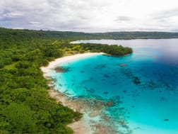 Luganville, Vanuatu &ndash; Baie bord&eacute;e de for&ecirc;t tropicale et de sable clair