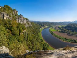 Bad Schandau, Allemagne &ndash; Vall&eacute;e de l&rsquo;Elbe entre formations de gr&egrave;s