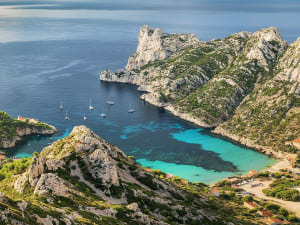 Paysage c&ocirc;tier m&eacute;diterran&eacute;en de r&ecirc;ve sous un soleil &eacute;clatant.