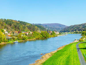 Malerischer Moment auf deiner Flusskreuzfahrt entlang der Elbe