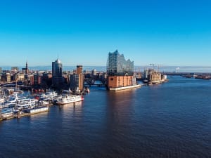 Hamburg Deutschland &ndash; modernes Wahrzeichen Elbphilharmonie am Kai des Hafens