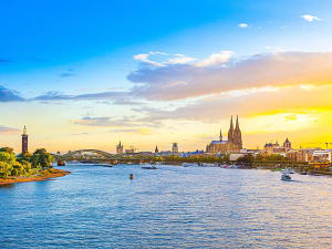 Cologne, Allemagne &ndash; Soir&eacute;e de r&ecirc;ve avec la cath&eacute;drale au bord du Rhin calme