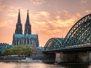 K&ouml;ln, Deutschland &ndash; Bezaubernde Stadtsilhouette mit Dom und funkelndem Wasser
