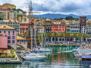 Genua, Itali&euml; &ndash; Schilderachtige haven met jachten voor de oude stadssilhouet