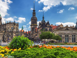 Dresden, Deutschland &ndash; Stadtpanorama mit Elbufer im historischen Zentrum Europas