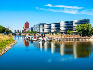 Duisburg, Deutschland &ndash; Innenhafen mit Marina und Speicherbauten