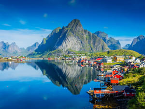 Lofoten, Norwegen &ndash; malerisches Reine mit roten Fischerh&auml;usern